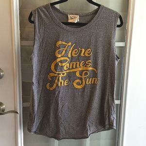 Here Comes the Sun Sleeveless Tee SzM NWOT